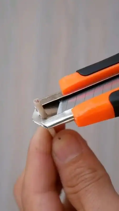 用美工刀做一个简易的电线剥皮工具