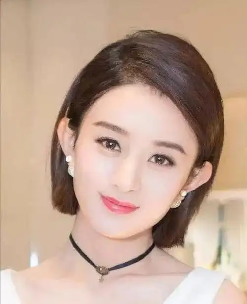 张柏芝罕见短发造型,表情娇俏像个瓷娃娃,网友:披破布都是美的