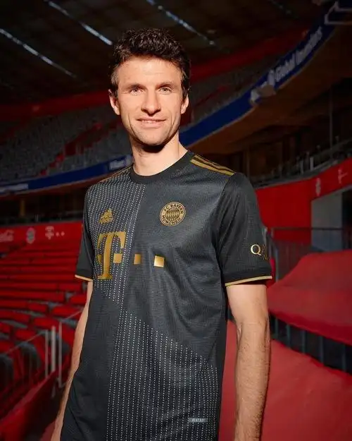 拜仁官方发布2021-22赛季客场球衣:黑金配色致敬慕尼黑