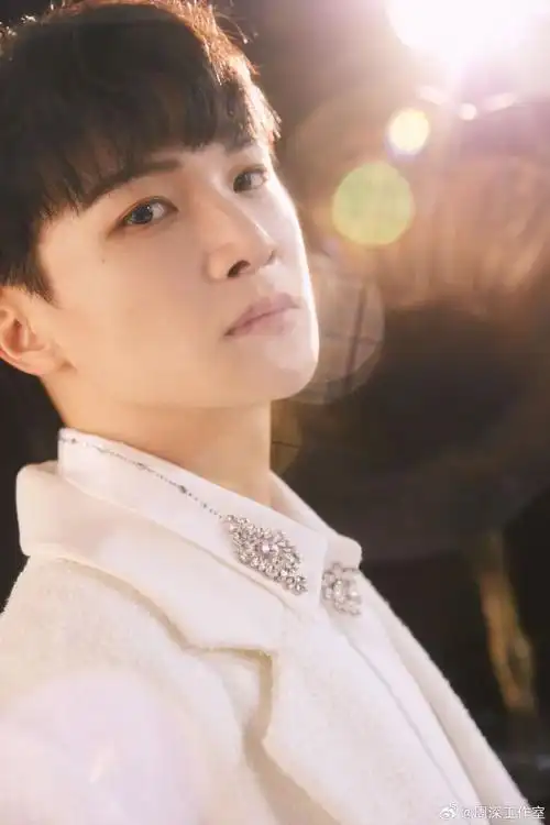 周深· 声生不息 | 唱响如烟的年华:《跟着你到天边》-腾讯新闻