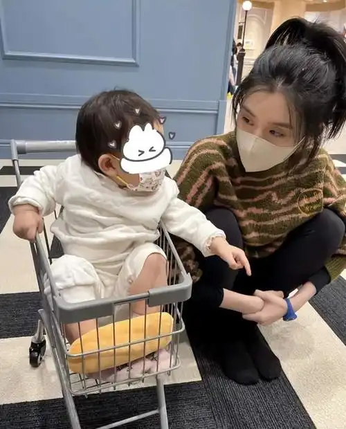 奚梦瑶和女儿过情人节,何猷君晒照片,一家很温馨!