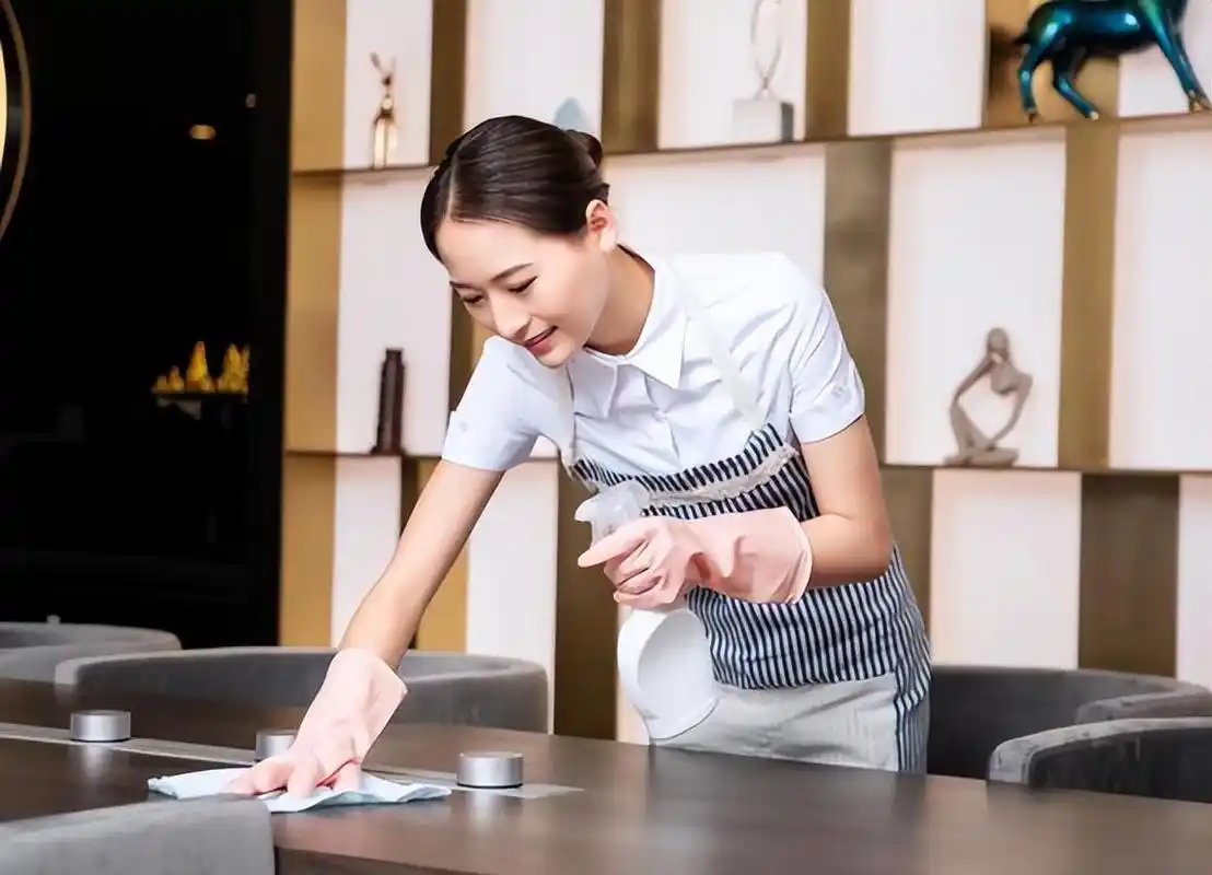 白天做家务,晚上做陪护,纪实"陪床保姆"揭开老年人生活真相