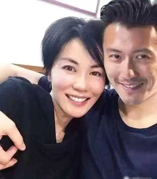 54岁王菲为谢霆锋怀孕了?