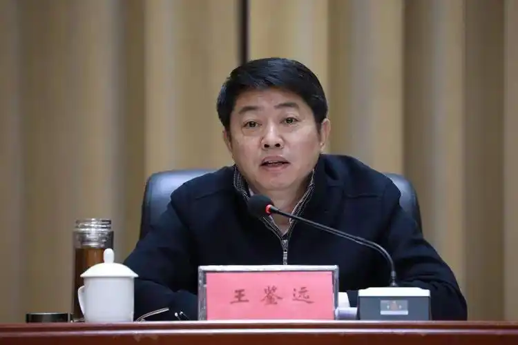 地区党委书记王鉴远强调:1压实责任,持续站好疫情防控这个岗.