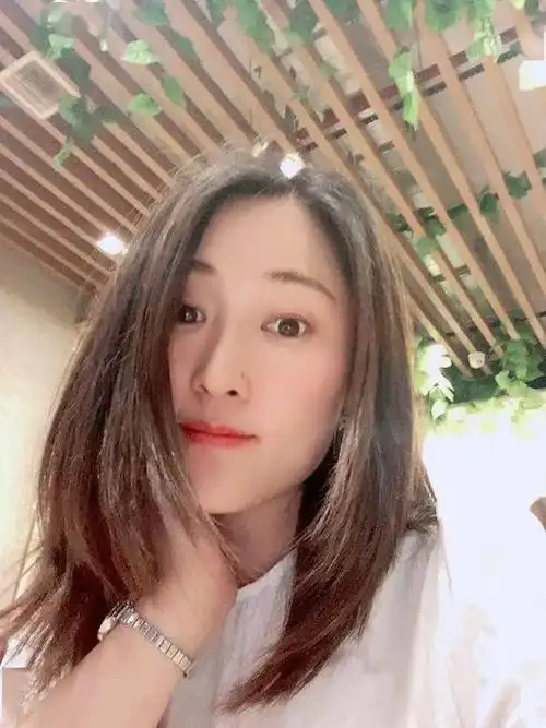 一位34岁的单身女孩,被上海相亲角里的大妈大爷赤裸裸的歧视,最后还被