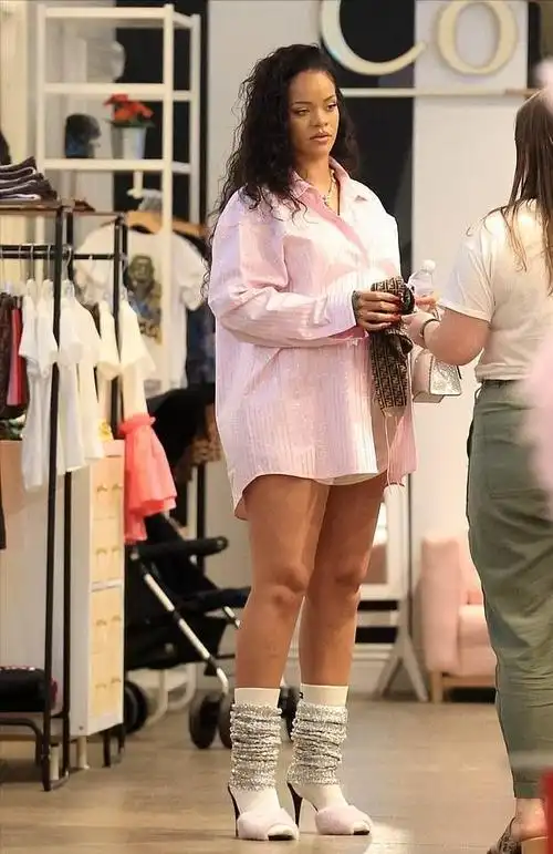 蕾哈娜挺9个月孕肚闪耀红毯穿薄纱裙露出肚皮大肚子太吸睛了