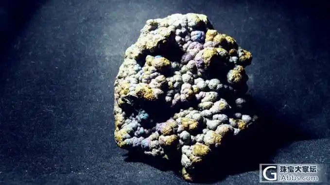 我收藏的这块褐铁矿非常少见,矿物成份复杂,颜色多样,呈现褐,黄