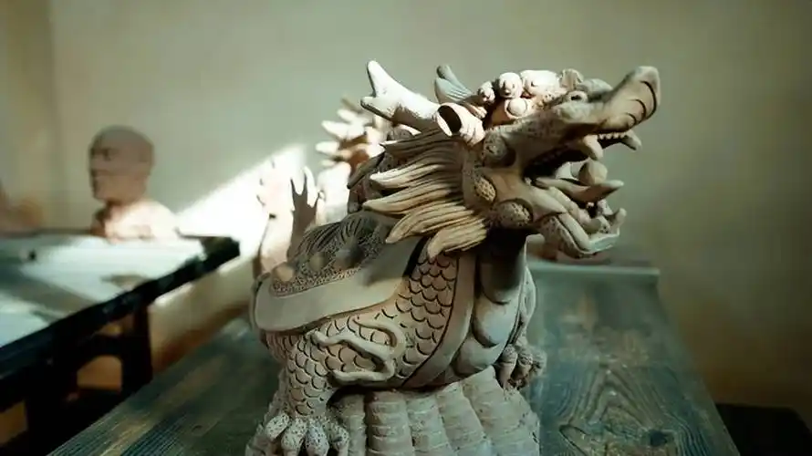 从传承到创新,泥塑也被赋予了更多现代气息,不仅将新年喜庆的氛围拉满