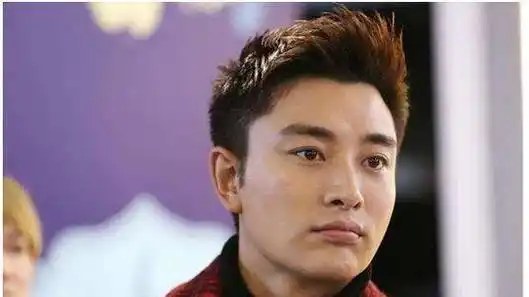 贾乃亮敞篷豪车出行副驾驶有一低调美女心情极佳