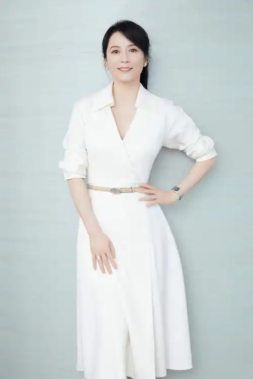 49岁俞飞鸿做客薇娅直播间,穿衬衫裙知性减龄,明星脸vs网红脸