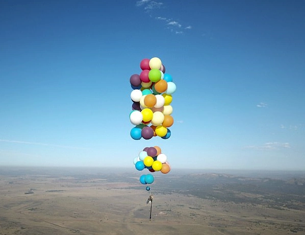 英国男子借助100个氦气球升空在2400米高空飞行257千米