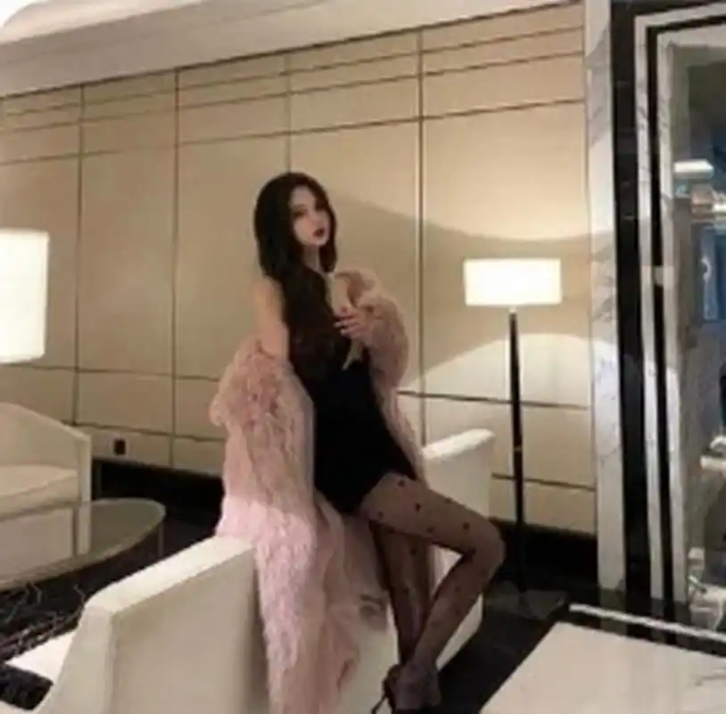 姐姐的腿不是腿,是塞纳河畔的春水