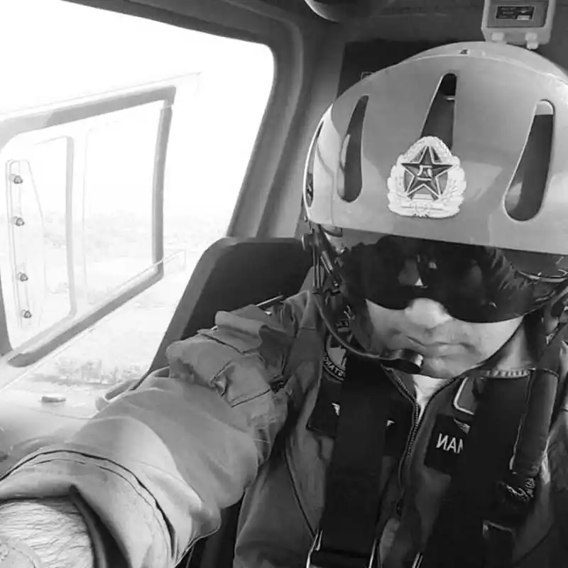 巴铁武直10正式到货,飞行员秀机舱自拍!头顶八一盔无比醒目