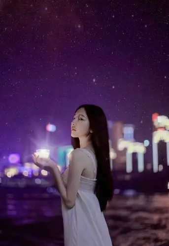 夜晚唯美灯光下的长发美女气质养眼写真图片