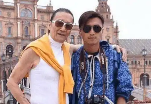 看不不年轻,但是气质却比谢霆锋高很多,看谢贤身上的肌肉,还是存在的