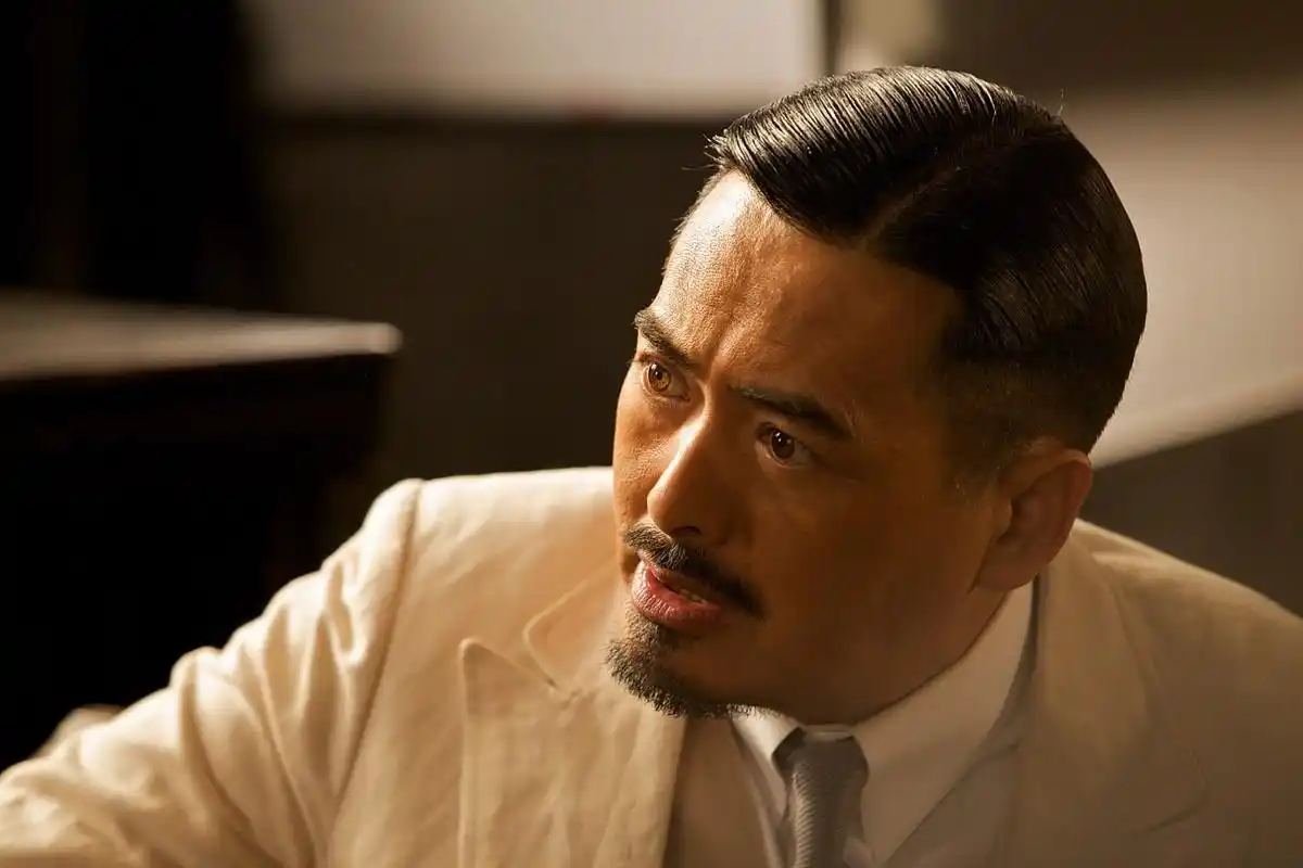 近日,周润发在带伤的情况下仍参加港大学生座谈会,并分享了自己跑步