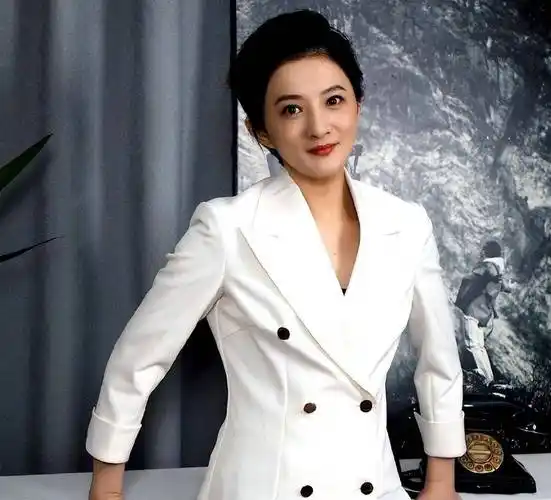 她19岁考上北大,撒贝宁暗恋过她,王艳曾给她配戏,今43岁怎样了