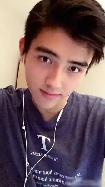 婚后育有两子,长子陈雨昂和次子陈飞宇.