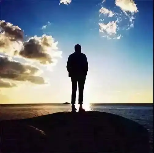 四十岁成熟稳重男人背影头像