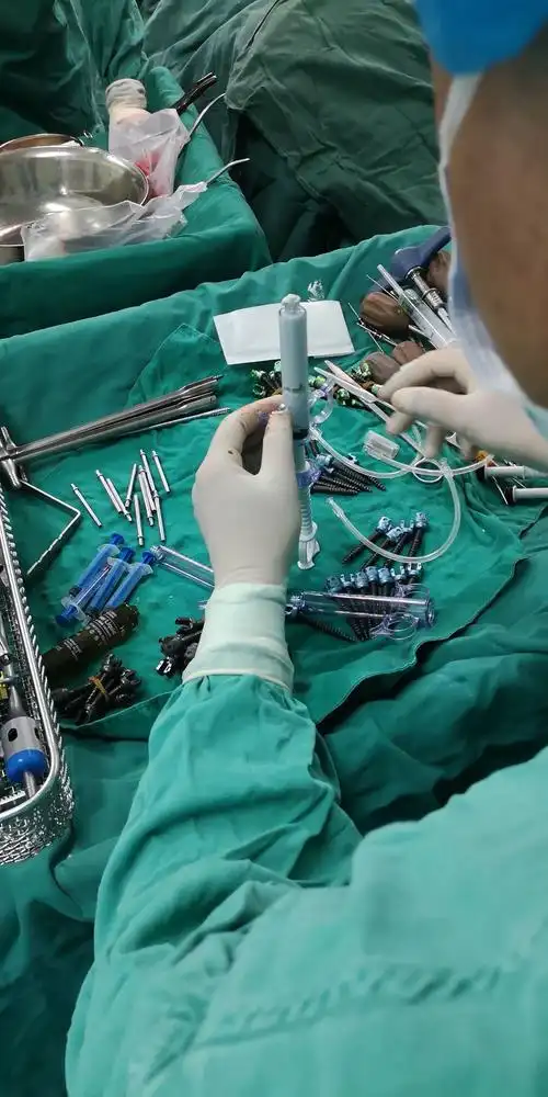 骨折复位,椎板开窗减压,骨水泥钉棒系统内固定术