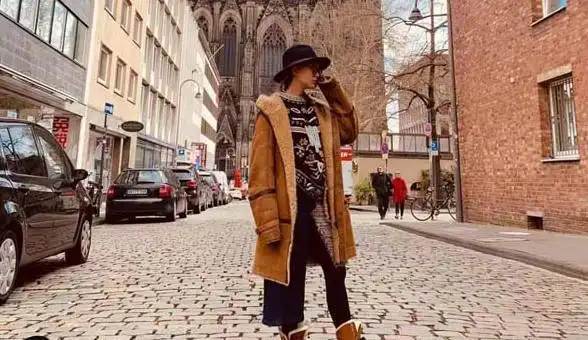 周董又送情头了,模仿昆凌打卡拍照,周三岁上线