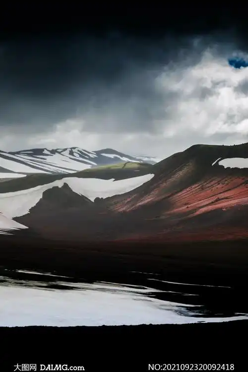 满天乌云连绵雪山风景摄影高清图片