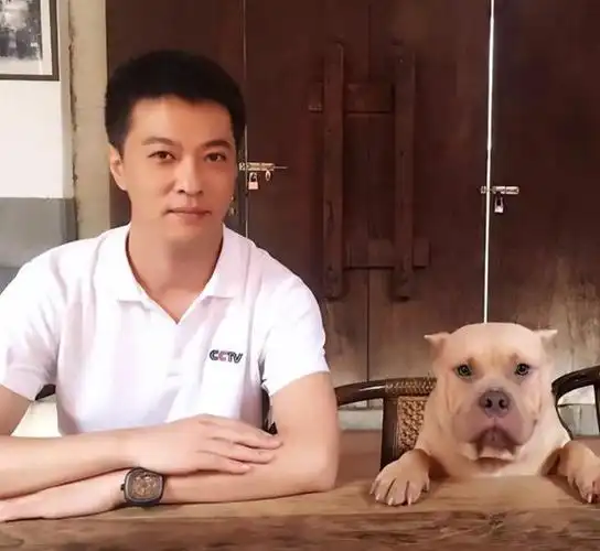 央视著名主播顾国宁:父亲病逝后他又离婚,45岁的他人生跌宕