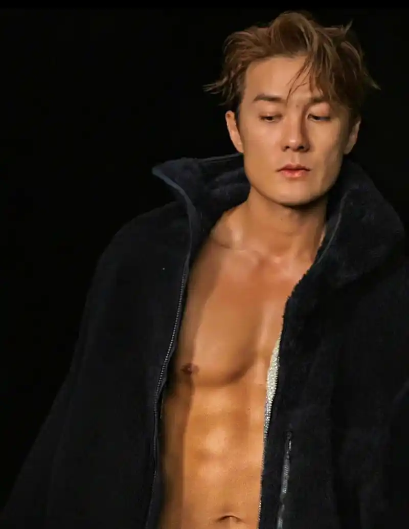 熟男气质都要溢出屏幕来了,完全看不出来吴克群已经43岁了,身材好绝!