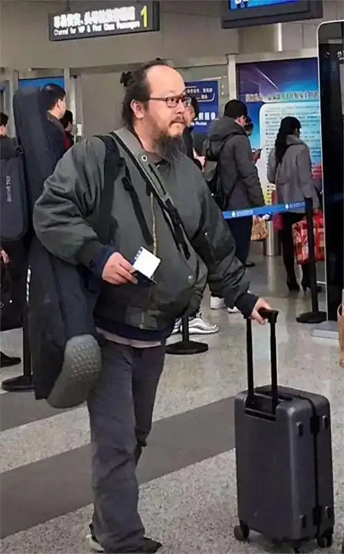 窦唯近况曝光,身材暴瘦胡子刮光认不出,本人低调与粉丝热聊!