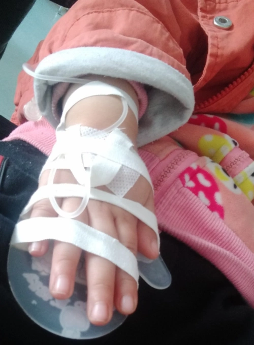 带宝宝去输液心情感受心疼宝宝输液的说说朋友圈