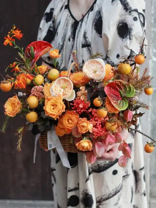 见过吗#天台花店  #無别事花艺  #柿柿如意  #鲜花提篮  #秋色系花束