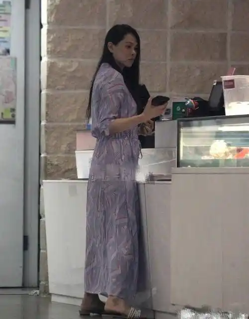 伊能静素颜出镜不掩饰,皮肤紧致没容貌焦虑,比实际年龄要年轻!