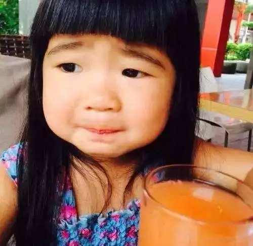 丑萌小女孩的标签现如今长大的grace不仅不丑还继承了妈妈的优点相信