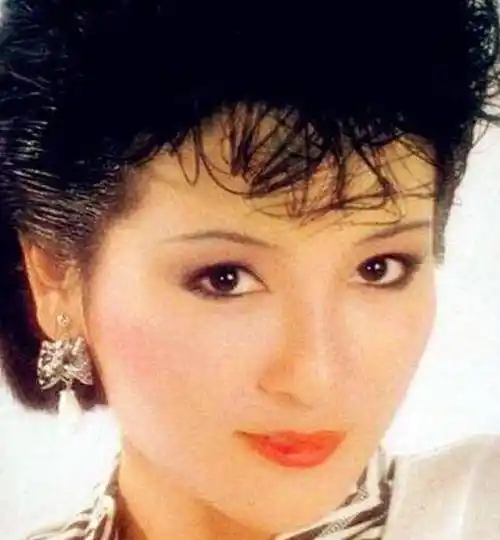 本以为小林青霞年轻时够美了,看到她前婆婆狄波拉的样子,美到离谱