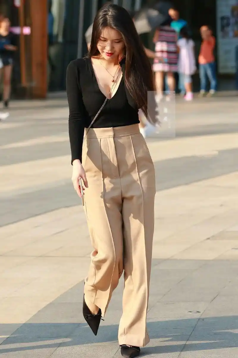 深v黑色t恤,彰显迷人事业线,女人味十足!