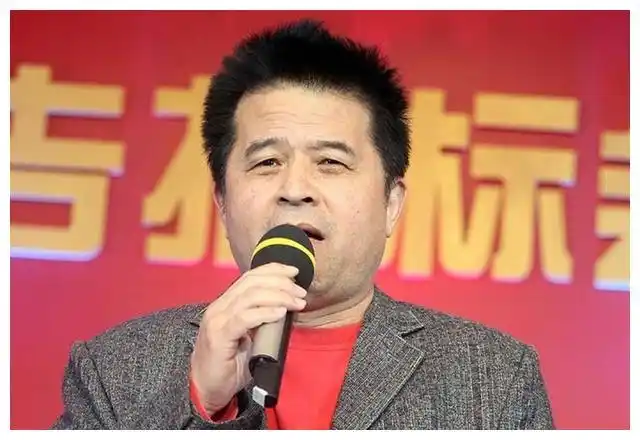 61岁毕福剑近况曝光上衣领口敞开显邋遢还在镜头前狂喷口水