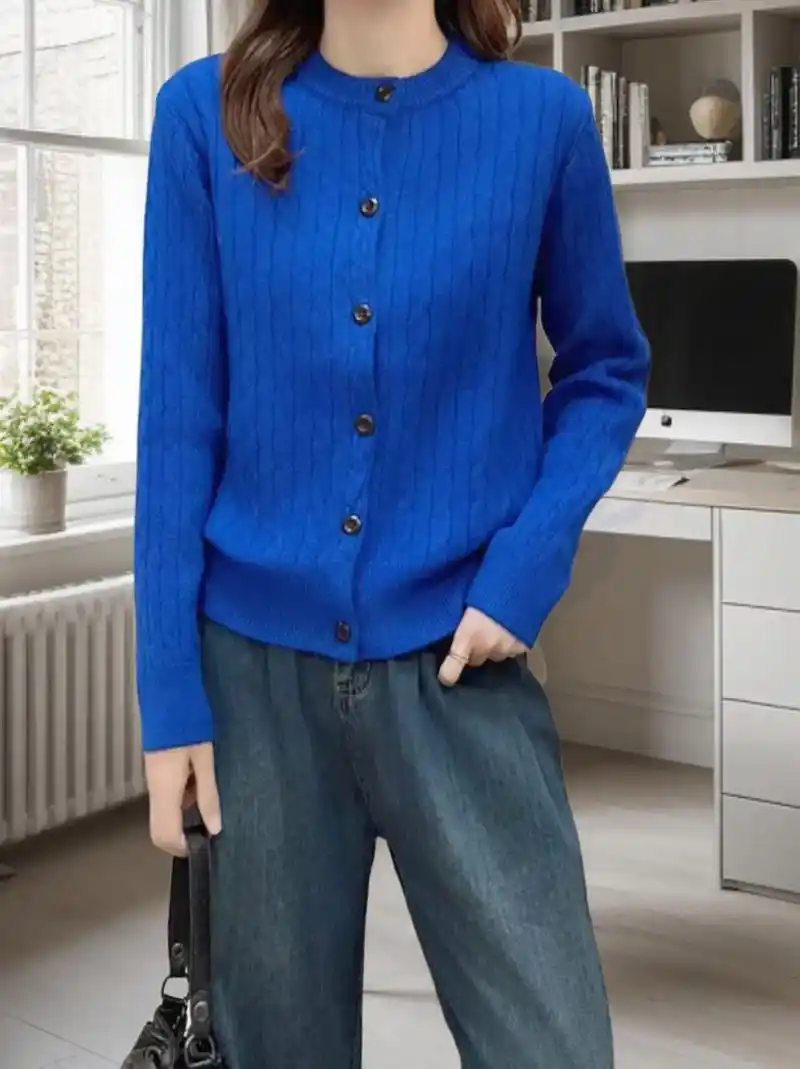 姐妹们,这克莱因蓝开衫毛衣真的好喜欢啊!