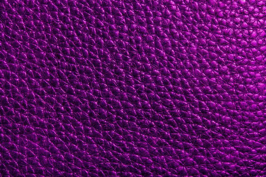 在紫颜色的皮革纹理