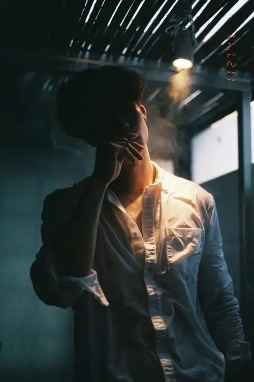 《照片儿》抽烟的男人