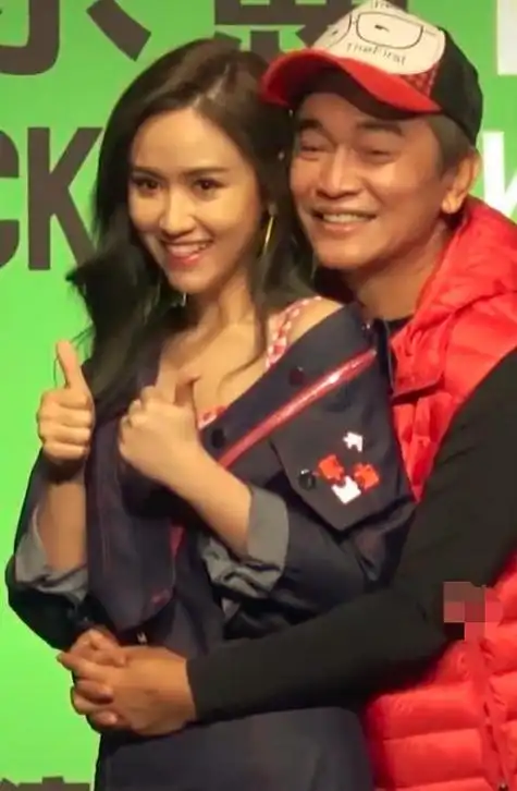 吴宗宪当众强吻31岁女儿吴姗儒满脸尴尬曾多次被曝有亲密举止