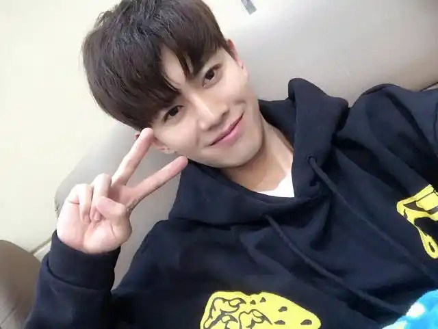 不怕嘉伦爱耍帅就怕国超爱比耶比耶的国超你爱了吗