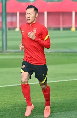 1月22日,国足队员吴曦在训练中.1月22日,国足队员颜骏凌(右)在训练中.