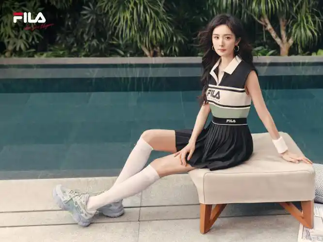 fila代言人@杨幂优雅演绎fila网球老钱风,诠释courtcore95球场型搭.