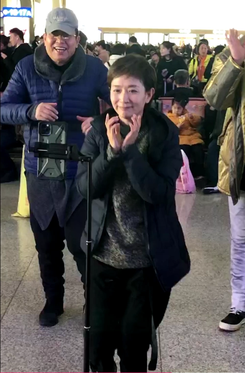 央视主持人王芳近照曝光,脸干瘦皱纹多,才44岁就穿上了老人服!