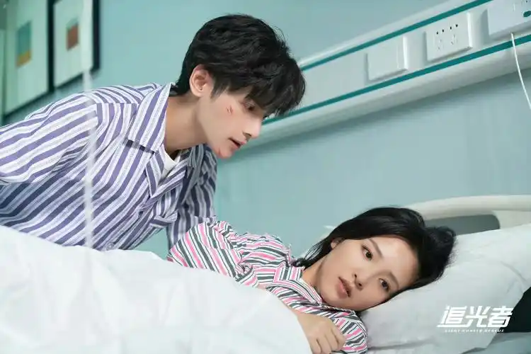 罗云熙 吴倩《追光者》相依剧照 在生命面前,相互托付,彼此依偎__财经