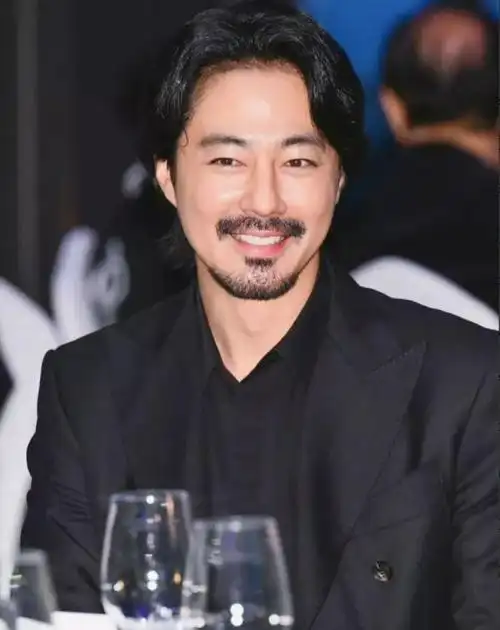 赵寅成形象大改变42岁男神现身照片引热议网友纷纷感叹