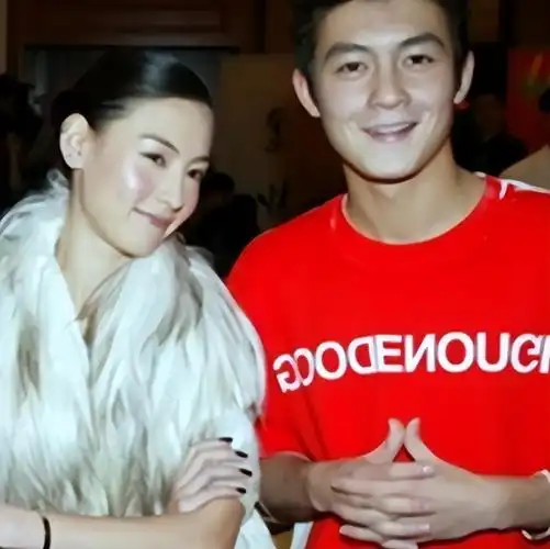 回顾王菲谢霆锋日本回国王菲跟男友撒娇脖子上大疙瘩引争议