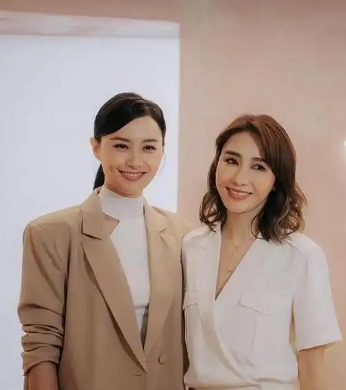 黎姿到法国与陈法拉吃饭晒开心合影两人去年才在香港相聚