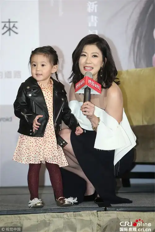 贾静雯母女三人超有爱咘咘献吻抢镜bo妞大眼萌萌