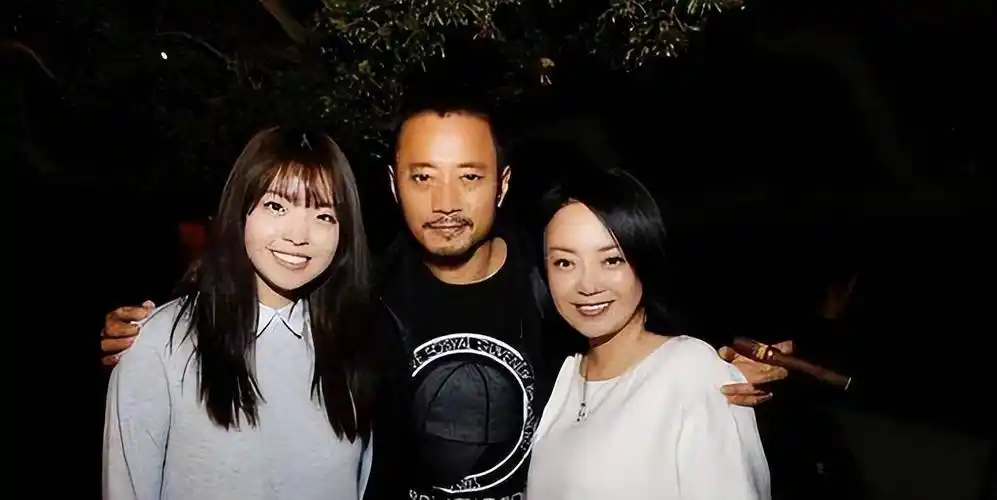 张涵予穿粉色爱心黑袜!